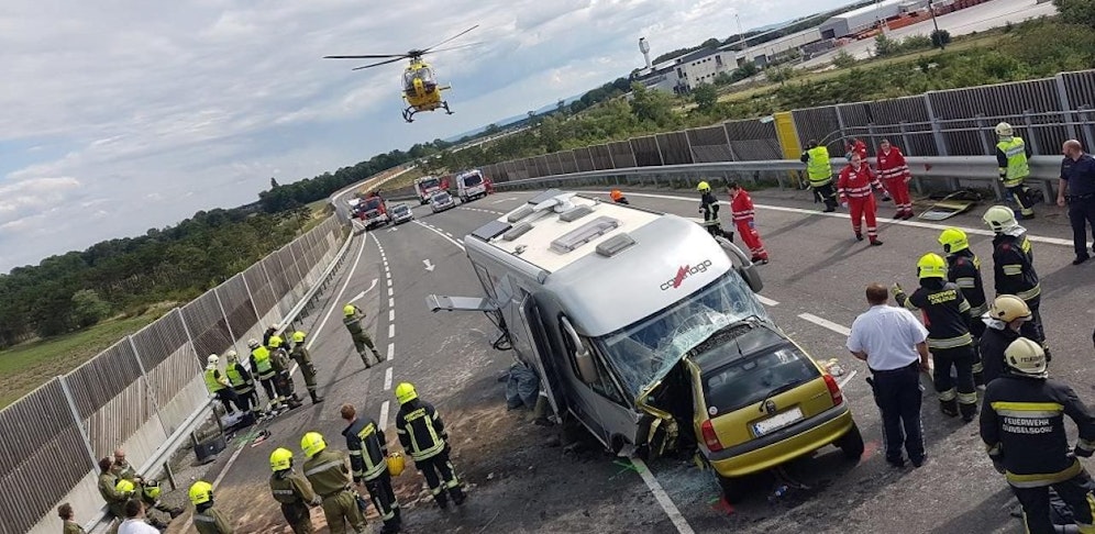 Die junge Frau hatte keine Chance, sie starb noch am Unfallort.