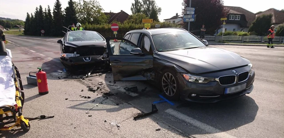 Beide Autos wurden schwer beschädigt.