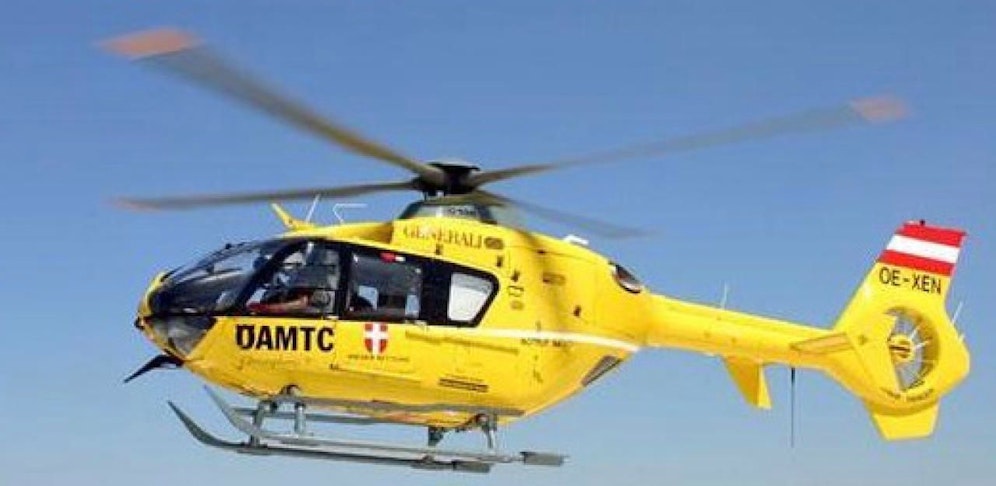 Unter fortlaufenden Wiederbelebungsmaßnahmen wurde der Mann mit dem Hubschrauber ins AKH nach Wien gebracht. 
