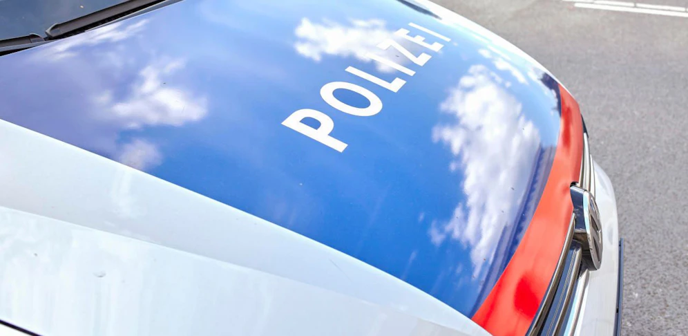 Der 16-Jährige ging auch auf die Polizisten los.