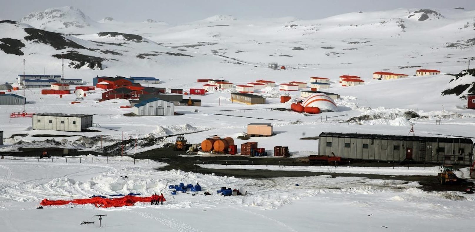 Die russische Antarktis-Station Bellingshausen auf St. George Island