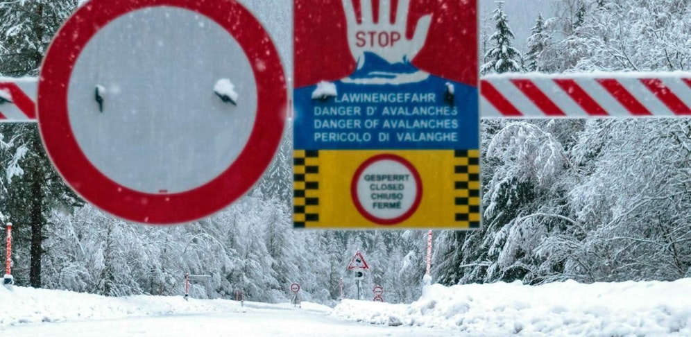 Aufgrund des Dauerregens und starker Schneefälle hat die Bezirkshauptmannschaft Lienz am Dienstag verschiedene Notmaßnahmen verfügt. Mehrere Straßen wurden geschlossen.