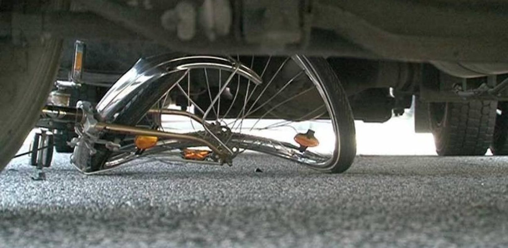 Eien Radlerin wurde von einem Autofahrer geschlagen und gefesselt.
