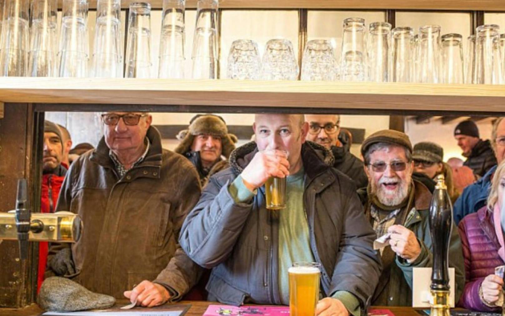 Hoch die Tassen! Die Einwohner von Southstoke (GB) feiern die Rettung ihres geliebten Pubs. 