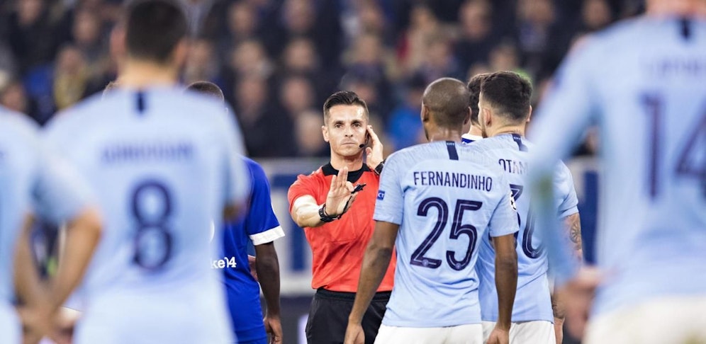 Schiedsrichter Carlos del Cerro Grande (Spanien) hält Rücksprache mit dem Videoschiedsrichter. 