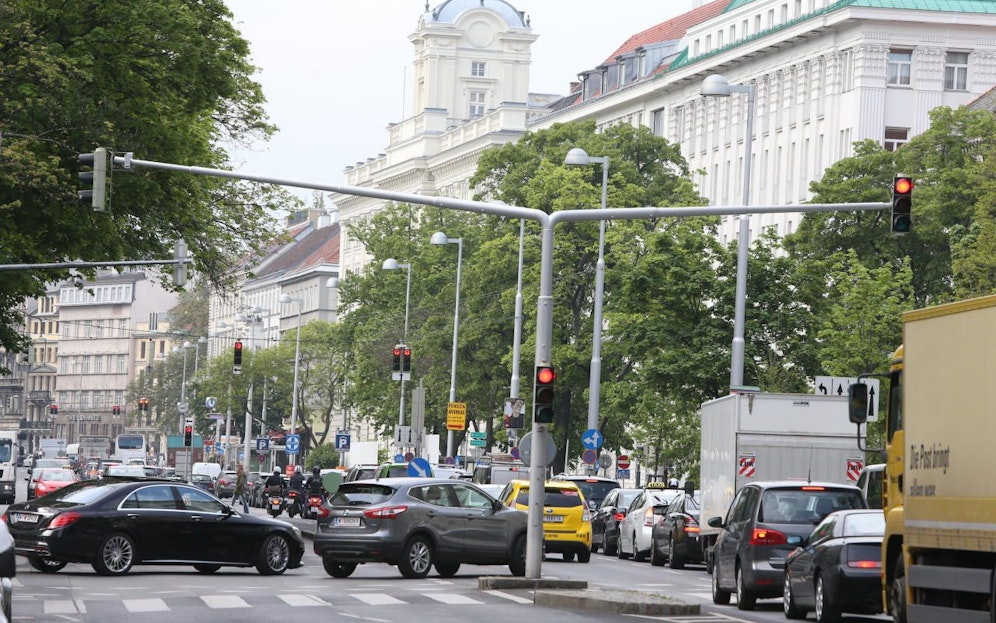 Das neue, "smarte", Ampelsystem soll in Zukunft Stau  wie hier am Getreidemarkt  vermeiden.