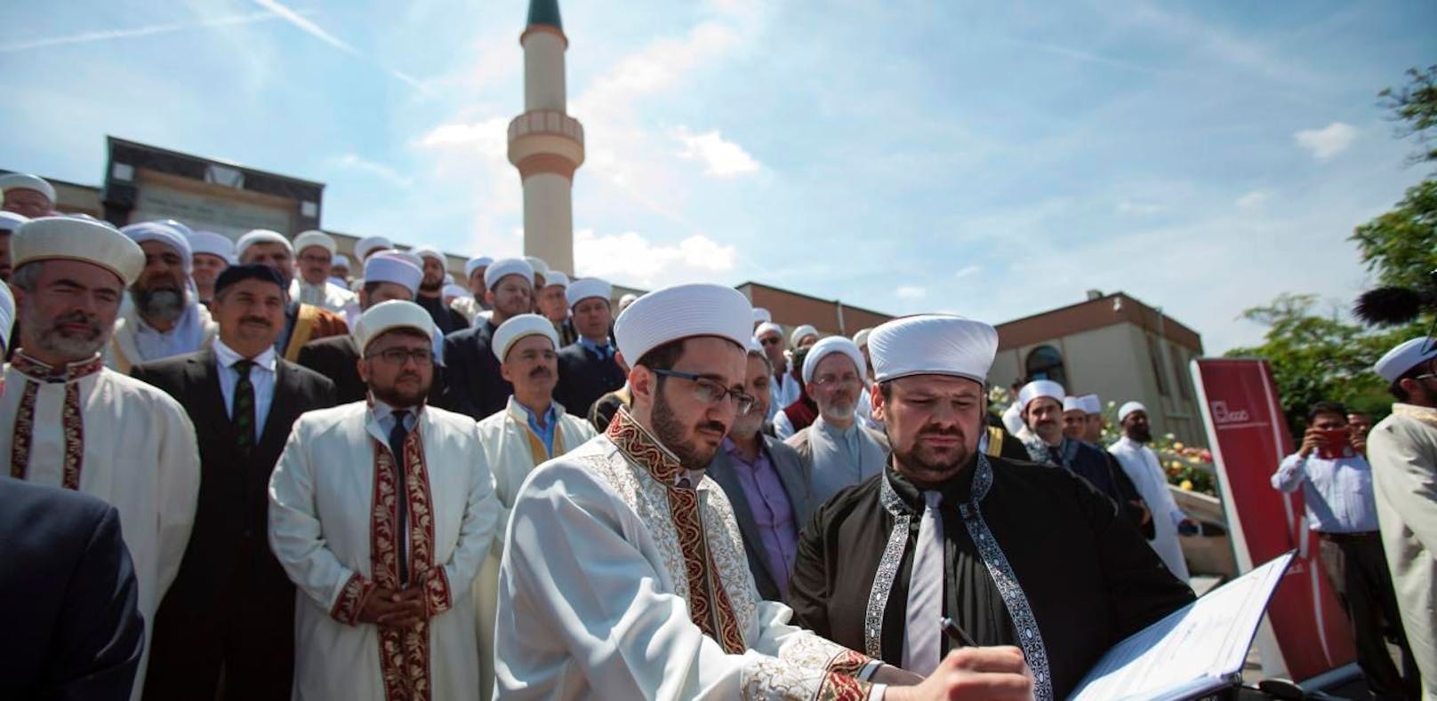 Zusammen mit Dutzenden anderen Imamen unterzeichneten IGGiÖ-Präsident Ibrahim Olgun (l.) und Sprecher Ramazan Demir im vergangenen Juni eine Erklärung gegen Terrorismus, Extremismus und Gewalt.