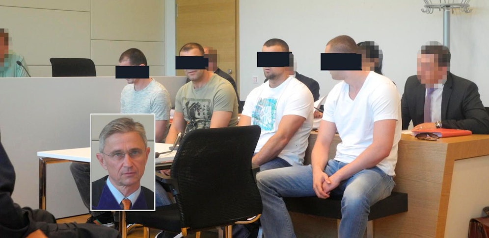 Die vier Angeklagten beim Prozess; Richter Manfred Hohenecker (kl. Bild)