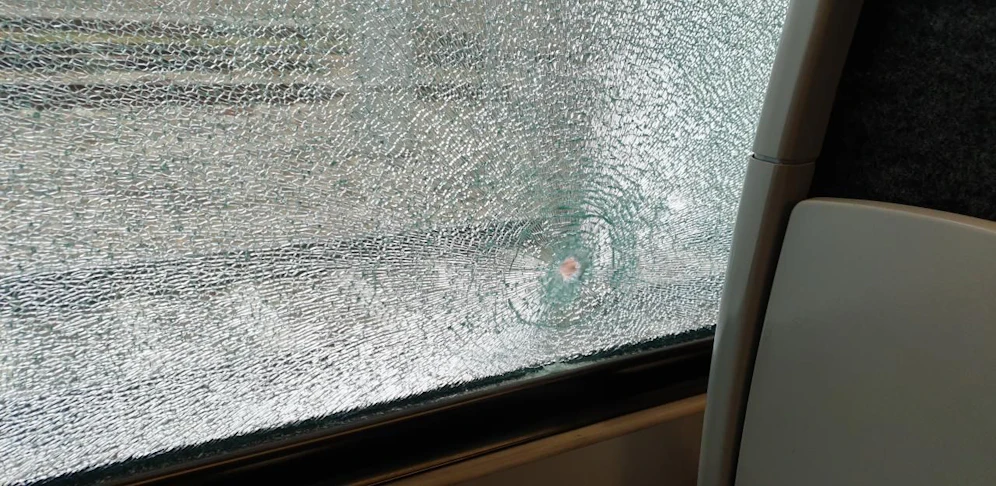 Originalbild der zerschossenen Scheibe.