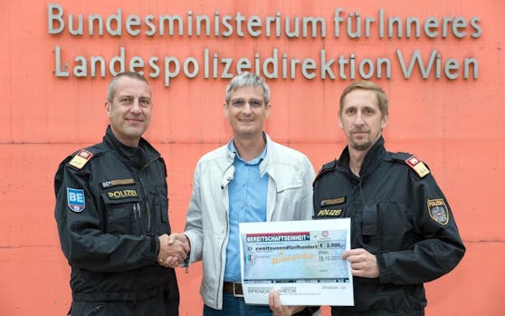 Kommandant der Bereitschaftseinheit, Oberstleutnant Ihle (links) und sein Stellvertreter Oberstleutnant Lischka (rechts) überreichen Mag. Harald Jankovits von der Kinderhospiz Sterntalerhof den Spendenscheck in Höhe von 2500 Euro.