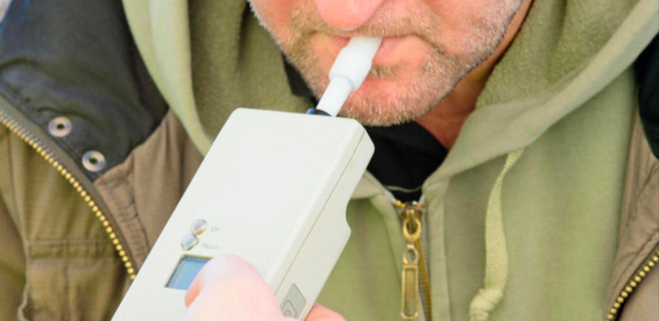 Mann beim Alkovortest. (Symbolbild)