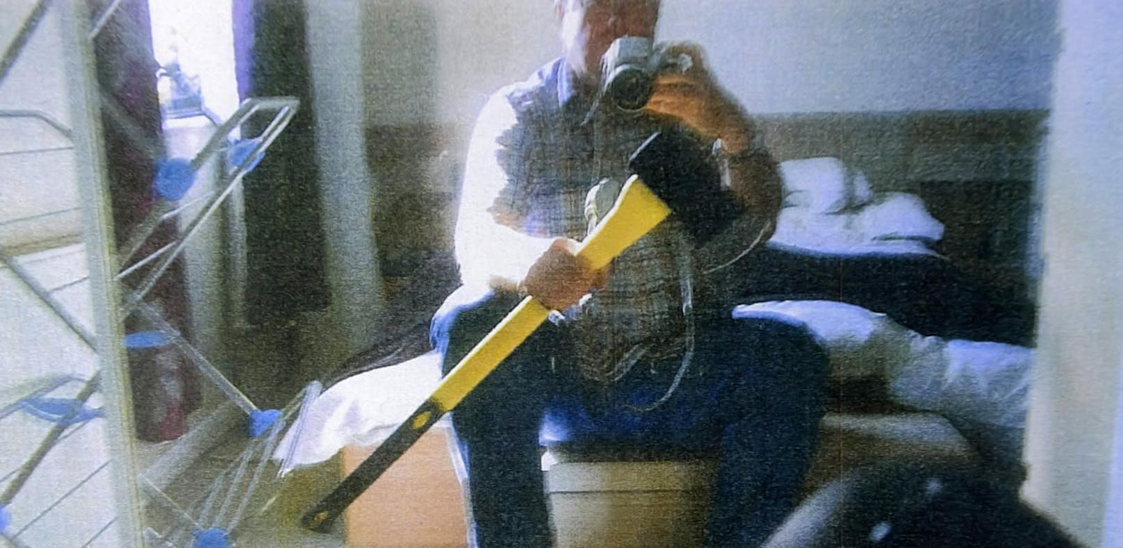 Dale B. posiert auf einem Selfie mit einer Axt. Das Bild wurde 2014 im Zuge des Prozesses veröffentlicht.