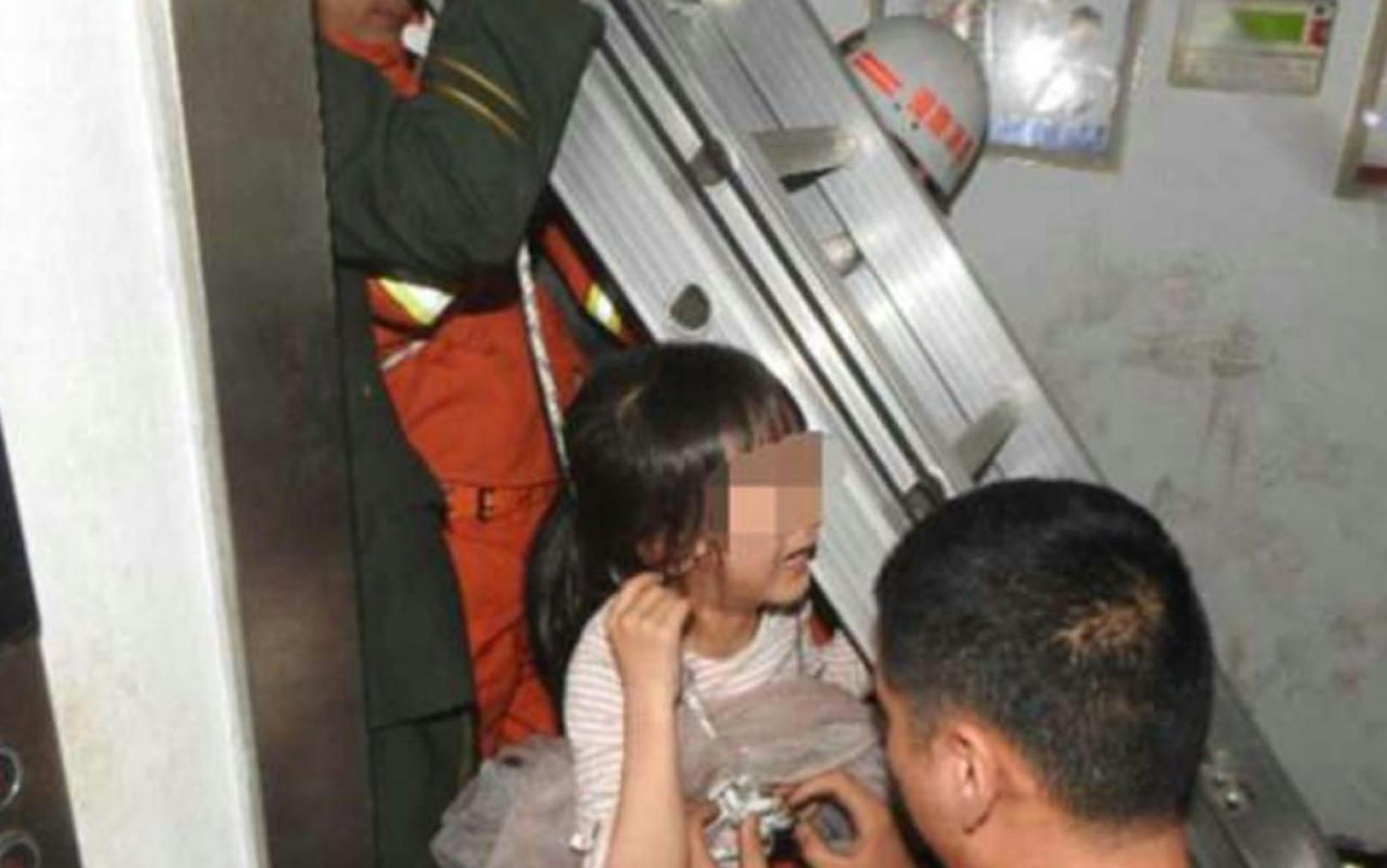 Gerettet: Die Feuerwehrmänner haben das tapfere Opfer (6) aus dem Lift befreit. 