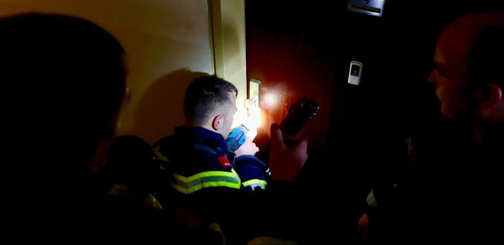 Die Feuerwehr öffnete die Türe.