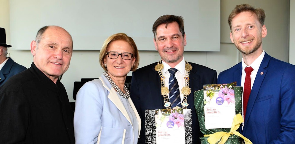 Badener Rose und Wein zum 150er von Waidhofen/Ybbs: Nationalratspräsident Wolfgang Sobotka, Landeshauptfrau Johanna Mikl-Leitner, Waidhofens Bürgermeister Werner Krammer mit Badens Rosenkavalier Gemeinderat Gottfried Forsthuber (v.l.).