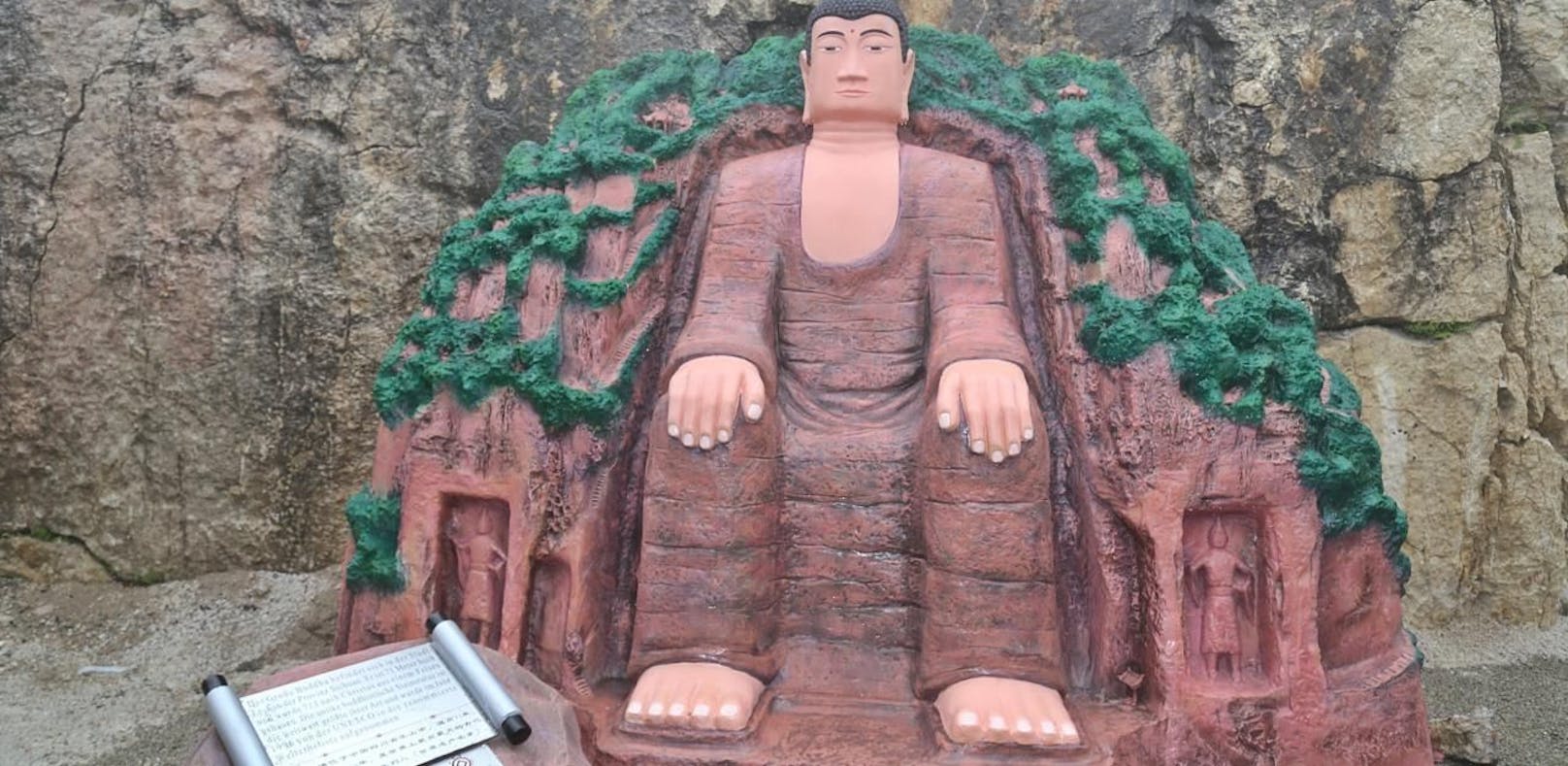 Kein Scherz! Diese Buddha-Figur steht jetzt am Krippenstein (OÖ).