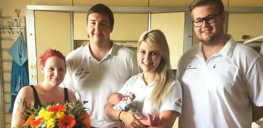 Die stolze Mama erhielt Blumen; die Rotkreuz-Teams von Mattersburg und Wr. Neustadt mit dem Baby.