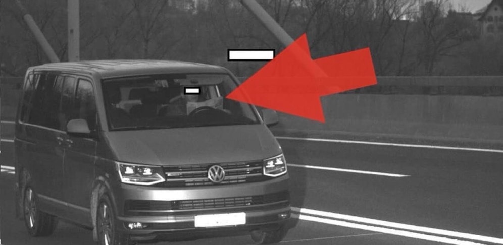 Große Unfallgefahr: Fahrer liest am Steuer Zeitung.