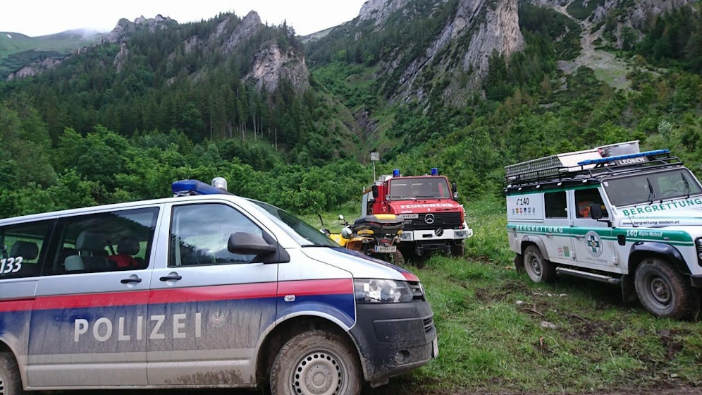 Einsatzkräfte am Unglücksort - die Bergung dauerte mehrere Stunden.