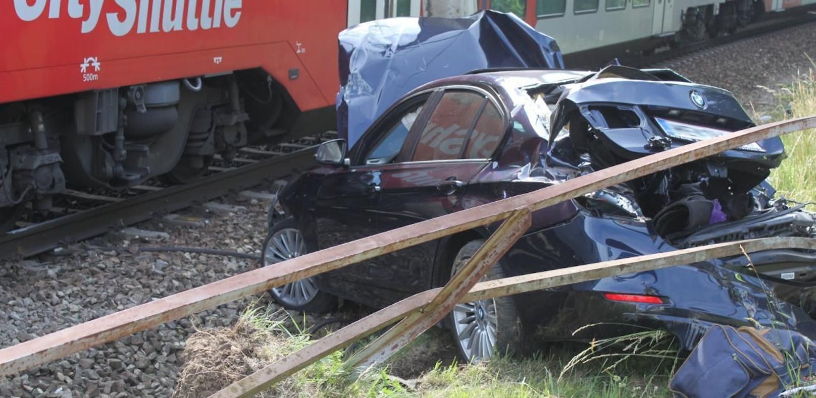 Heftiger Crash: BMW wurde von Zug zermalmt