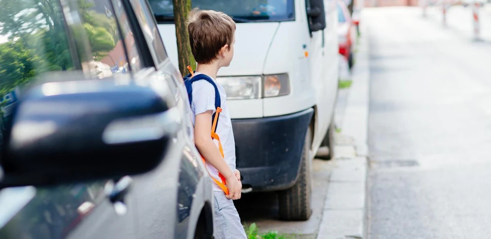 Schulbus fuhr ohne dem Achtjährigen davon.