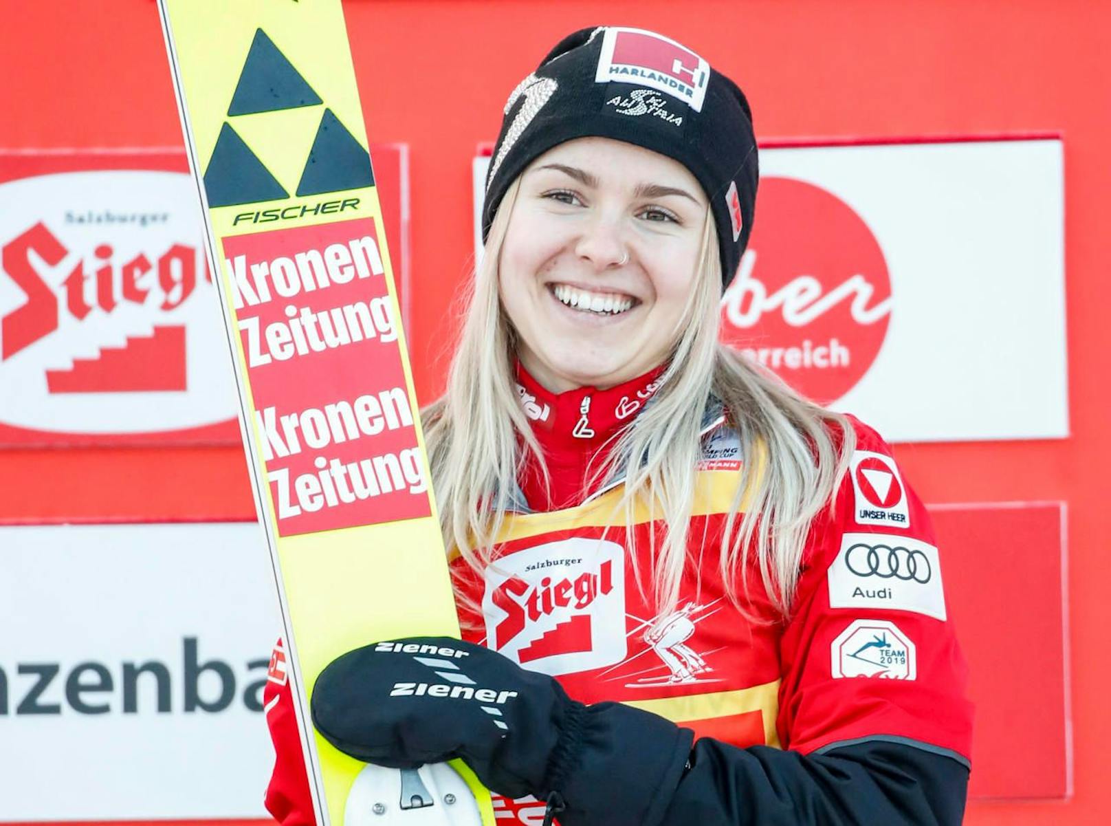 Chiara Hölzl führt den historischen Sieg der Skispringerinnen an