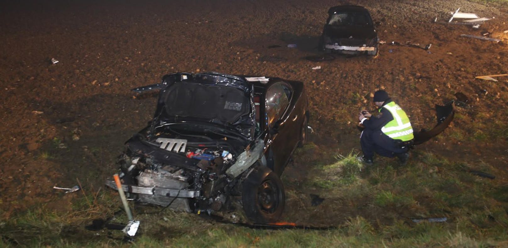 Die beiden Fahrzeuge wurde in ein angrenzendes Feld geschleudert. Eine Frau starb.