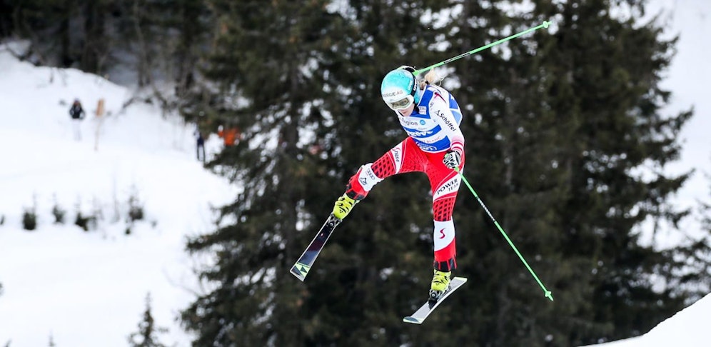 Andrea Limbacher stürzt in Megeve, Frankreich, schwer.