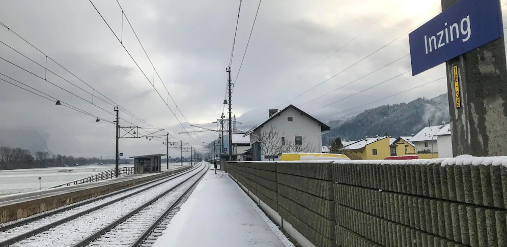 Am 18.11.2017 um 23:03 Uhr setzte sich ein 15-jähriger Jugendlicher in einem Bahnhof im Tiroler Oberland wegen Übelkeit auf den Bahnsteig. Ein vorbeifahrender Personenzug der ÖBB erfasste dabei die Beine des alkoholisierten jungen Mannes und verletzte in schwer. Der Jugendliche wurde ins Krankenhaus eingeliefert. 