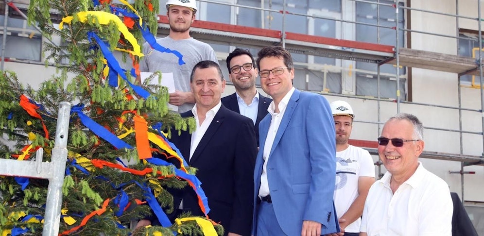 Der Brigittenauer Bezirksvorsteher Hannes Derfler (SPÖ), Bildungsdirektor Heinrich Himmer, Bildungsstadtrat Jürgen Czernohorszky (SPÖ) und MA 56-Chef Robert Oppenauer