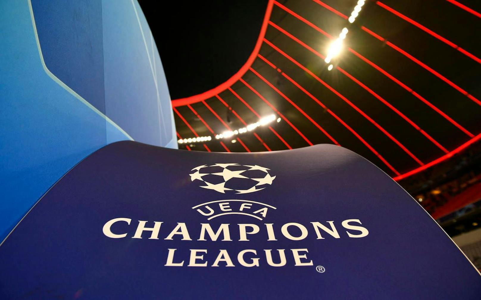 Die UEFA stoppt die Europacup-Bwerbe. 