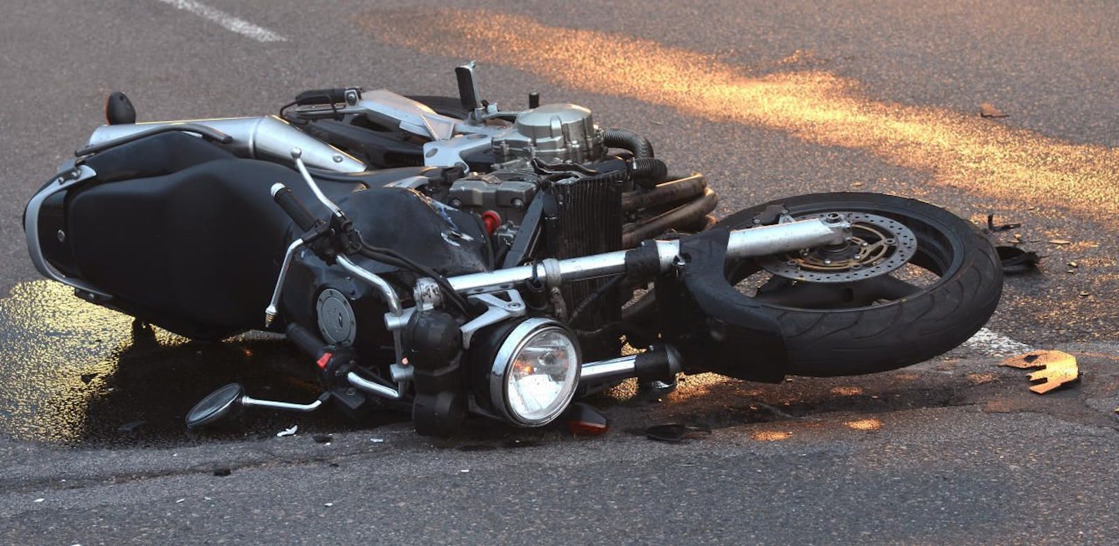 Schrecklicher Biker-Unfall fordert einen Verletzten! Am Motorrad entstand ein Totalschaden.