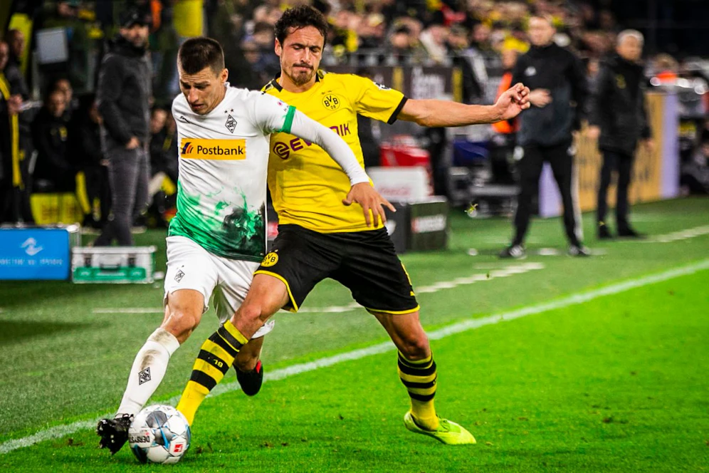 Stefan Lainer gegen Thomas Delaney