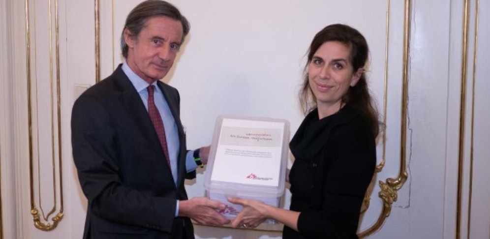 Regierungssprecher Peter Launsky-Tieffenthal nahm das Protestschreiben entgegen, da der Kanzler derzeit in Brüssel weilt.