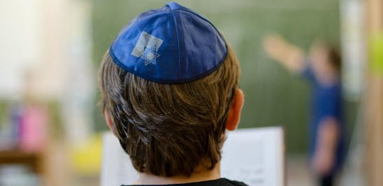 (Symbolbild) Ein Kopftuchverbot an Schulen muss alle religiösen Kopfbedeckungen betreffen, um verfassungskonform zu sein - auch die Kippa jüdischer Schüler.