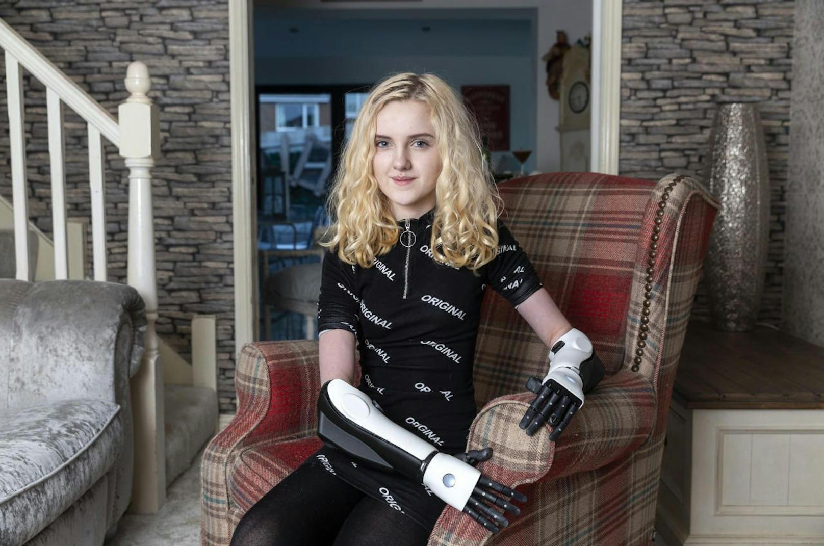 Teenager bekommt bionische Armprothesen der neusten Generation