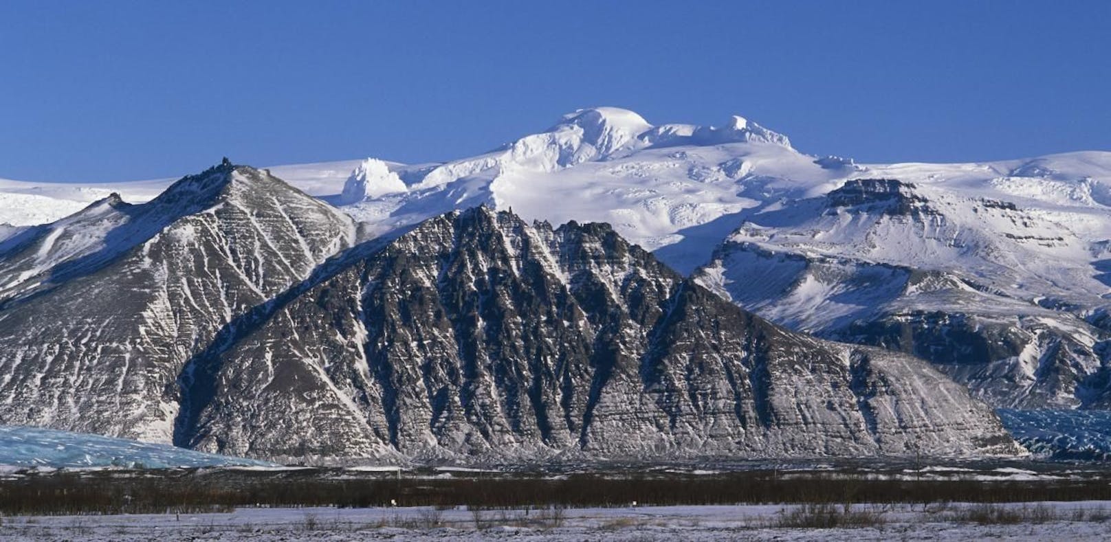 Blick über die Bergette Hrutsfjallstindar zum Gletscher Öræfajökull