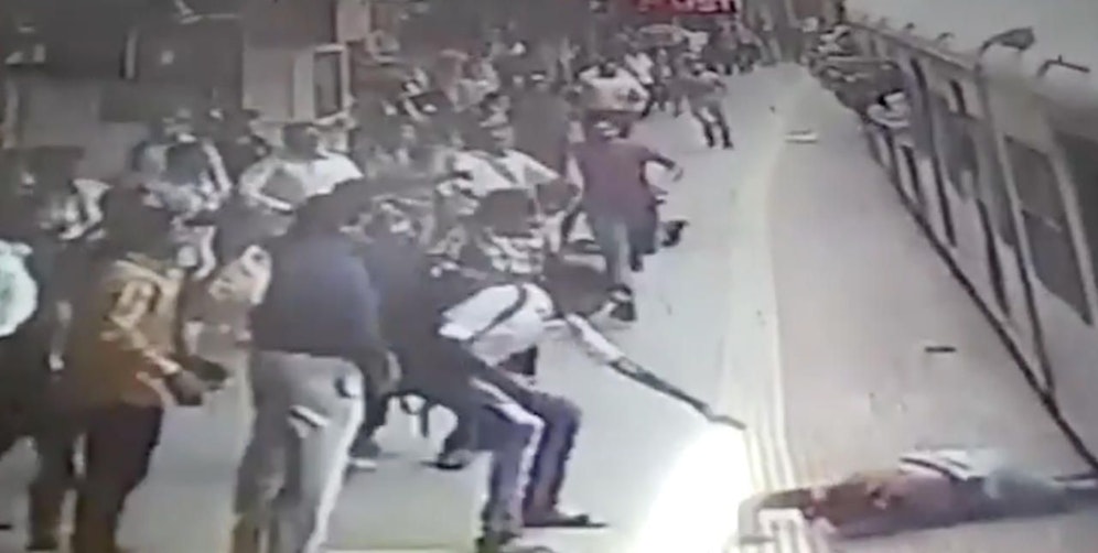 Helfer haben die Frau befreien können, das Opfer liegt schwer verletzt am Bahnsteig. 