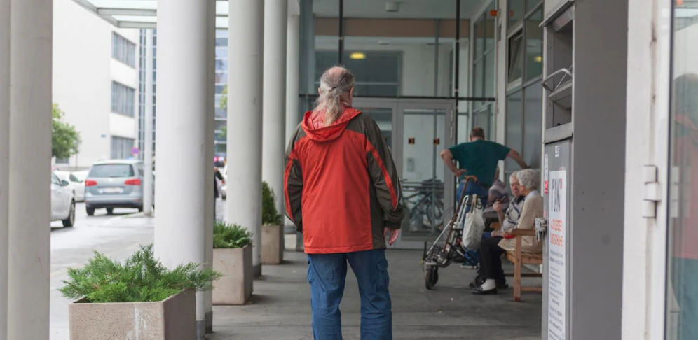 Gerhard H. vor dem Eingang des Favoritner Pflegeheims. 