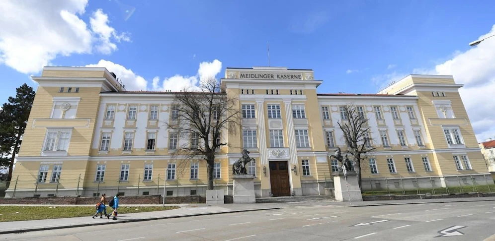 In der Meidlinger Kaserne sind das Bundesamt für Korruptionsbekämpfung (BAK) und die Einsatzgruppe zur Bekämpfung der Straßenkriminalität (EGS) ansässig.