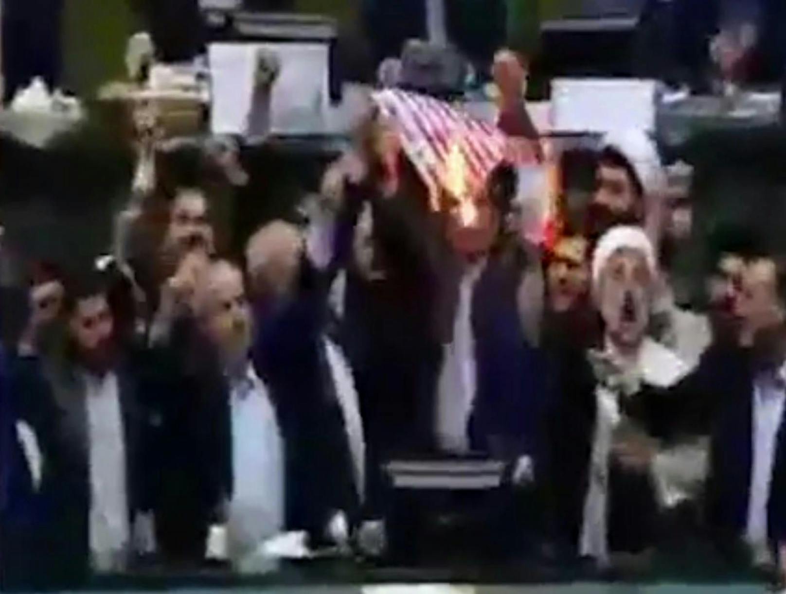 Im iranischen Parlament verbrannten Hardliner die US-Flagge.