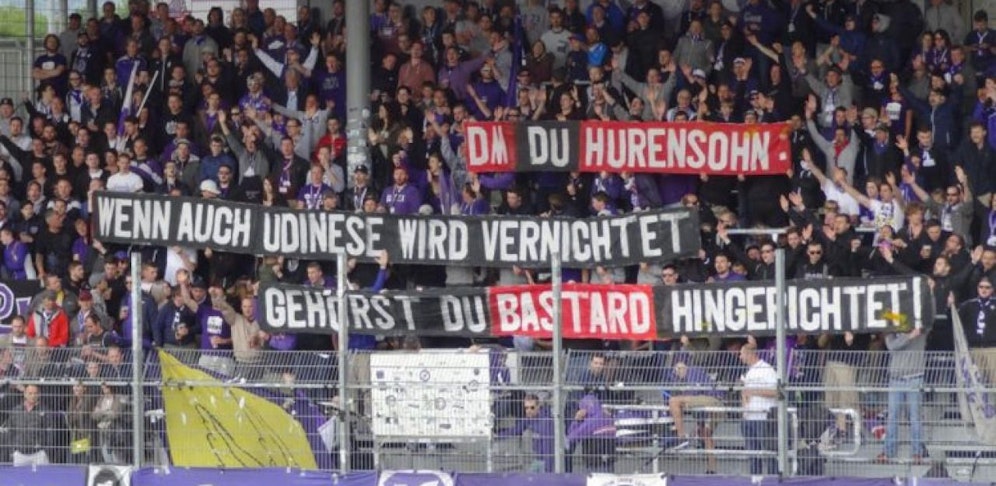 Dieses unfassbar geschmacklose Banner hat für Austria Salzburg jetzt Konsequenzen. 