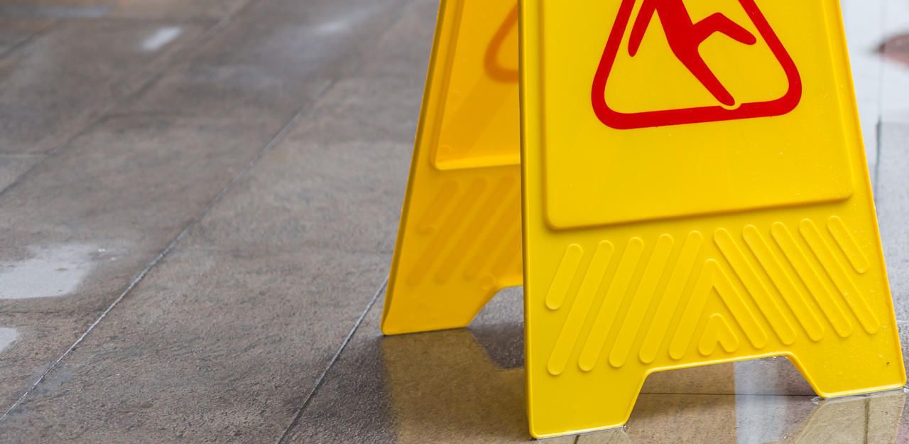 Heute.at - Knöchelbruch: Frau rutscht in Polierfirma aus