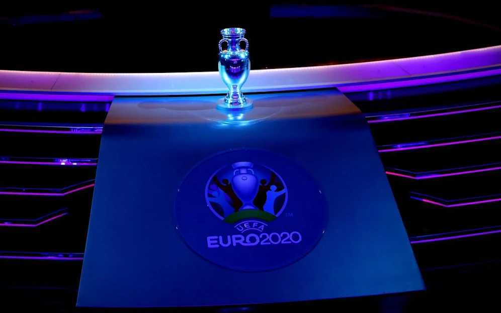 Der EM-Pokal. 