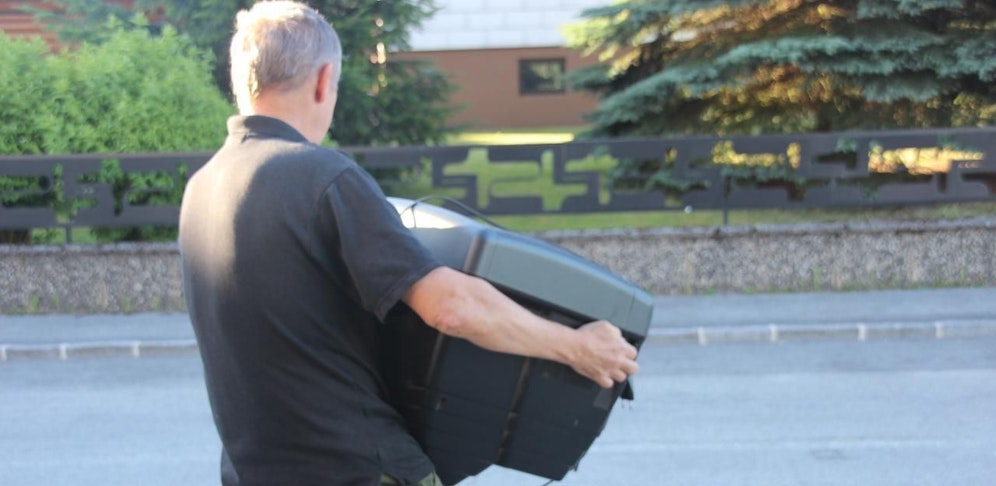 Genervt und chancenlos: Walter Kellner entsorgt jetzt sein TV-Gerät.