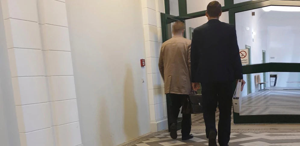 Der angeklagte Banker (rechts) bei Gericht in Sankt Pölten.