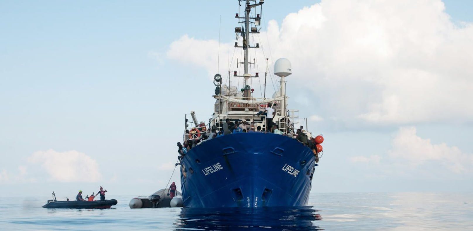Das deutsche NGO-Schiff &quot;Lifeline&quot; rettet Flüchtlinge, die im Mittelmeer in Seenot geraten.