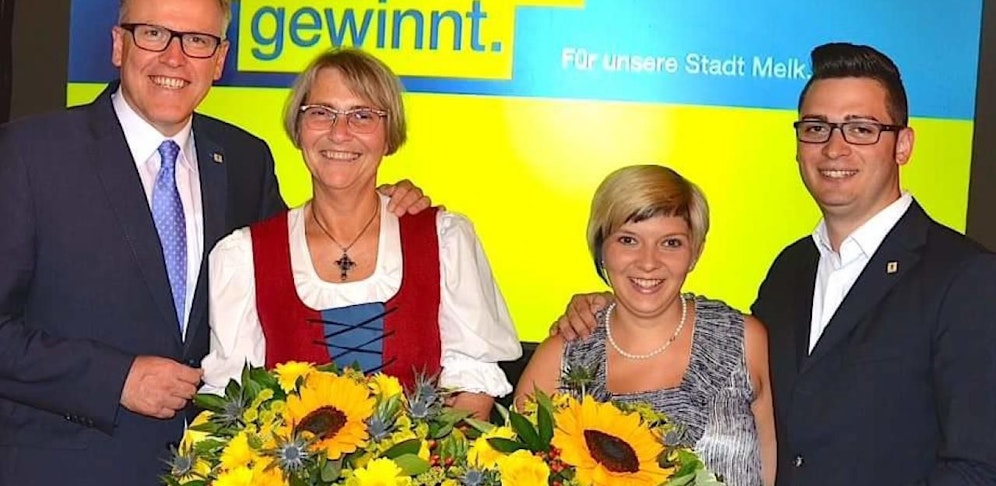 Thomas Widrich (li.) mit Gattin wünscht dem neugewählten Bürgermeister Patrick Strobl (mit Frau Romana) alles Gute. 