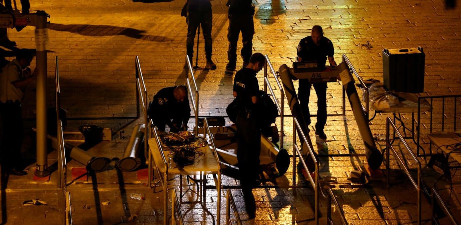 Israelische Sicherheitskräfte haben in der Nacht auf Dienstag die Metalldetektoren am Tempelberg abgebaut.