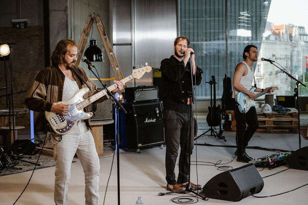 Für das Streaming-Konzert von Wanda wurde auf der Baustelle des neuen Ikea Wien Westbahnhof gedreht.